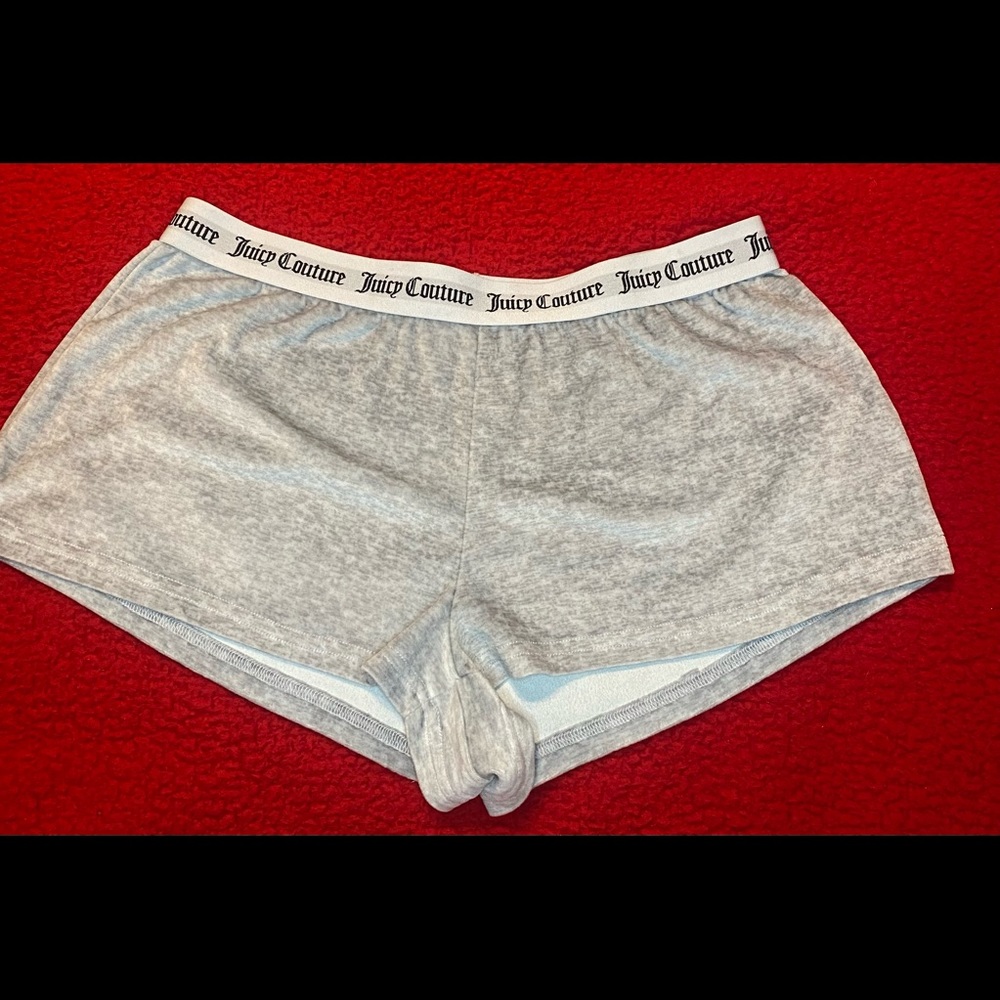 Juicy Couture Velvet shorts 😍😍 Size:large